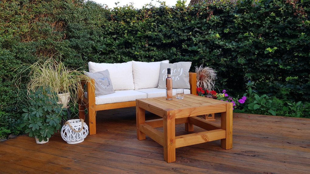 Moderner selbst gebauter Gartentisch mit moderner Gartenbank