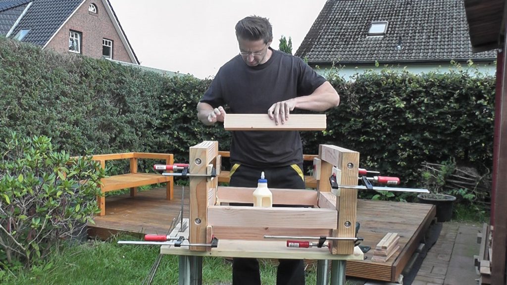 Modernen Gartentisch selber bauen