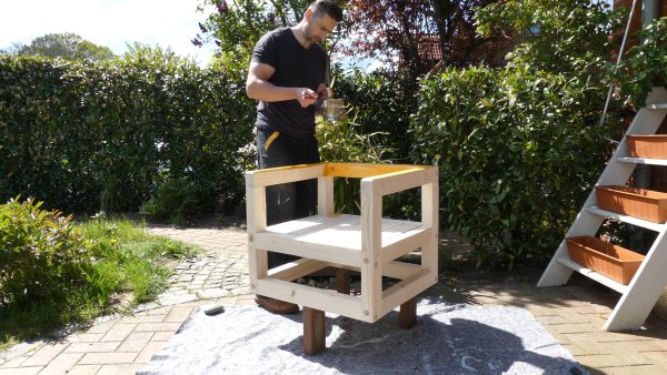 Gartenmöbel und Gartenstühle benötigen einen guten Holzschutz